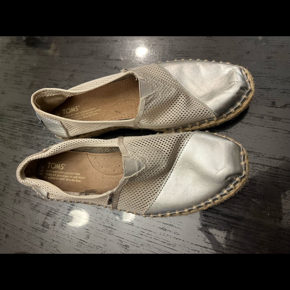 TOMS Womens Silver Mesh Cap Toe Flats, sz 8.5